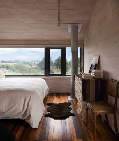 El dormitorio principal aprovecha el calor del conducto de la salamandra.