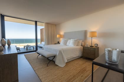 El dormitorio principal con salida a la terraza.