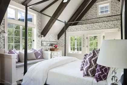 El dormitorio principal conduce a uno de los tres jacuzzis de la casa.