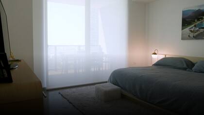 El dormitorio principal cuenta con terraza propia y una cama de tamaño King.