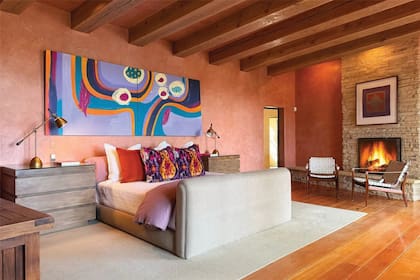 El dormitorio principal. El año pasado se subastaron por tres millones de dólares las obras de arte y recuerdos de la carrera del actor que había en la casa