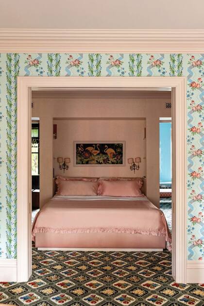El dormitorio principal en suite,
con empapelado de Zuber y alfombra de Pierre Frey