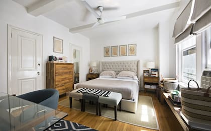 El dormitorio principal es una suite de esquina con vistas al río, vestidor y su propia terraza privada