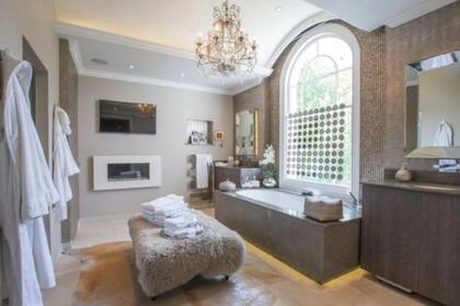 El dormitorio principal incluye una sala de estar contigua, vestidores dobles y un baño