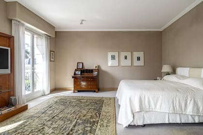 El dormitorio principal ofrece una vista abierta hacia el parque y cuenta con placares empotrados