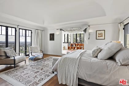 El dormitorio principal tiene su piso aparte, con solarium y espacios de descanso (Compass)