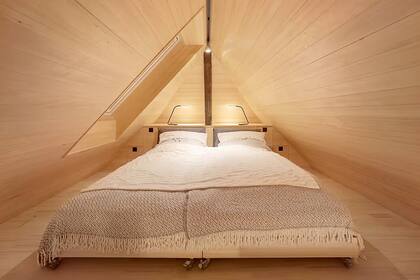 El dormitorio tiene una gran claraboya que permite a los inquilinos mirar el cielo nocturno estrellado.