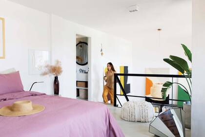 El dormitorio y el baño están ubicados en el entrepiso que balconea al living. Puf ‘Rabbat’ con apliques de flecos y lentejuelas (Rapsodia Home).