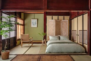 El dormitorio y la sala de estar están llenos de muebles japoneses y lámparas washi junto con accesorios contemporáneos cuidadosamente seleccionados.