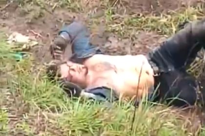 El dos veces campeón mundial de boxeo, Marcos Maidana, chocó con un vehículo mientras se desplazaba en moto y quedó tendido cerca de una zanja el martes, en la Ruta Nacional 11.