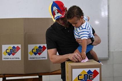El dos veces candidato presidencial Henrique Capriles fue una de las voces opositoras que llamó a votar en estas elecciones.