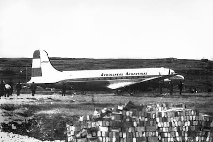 El Douglas DC-4 de Aerolíneas Argentinas, en el hipódromo de las islas; fue la nave del Operativo Cóndor