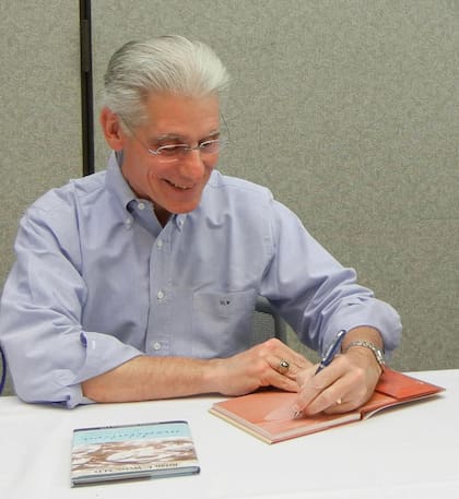 El Dr. Brian Weiss es un reconocido médico psiquiatra y autor estadounidense, graduado con honores de la Universidad de Columbia y de la Escuela de Medicina de la Universidad de Yale