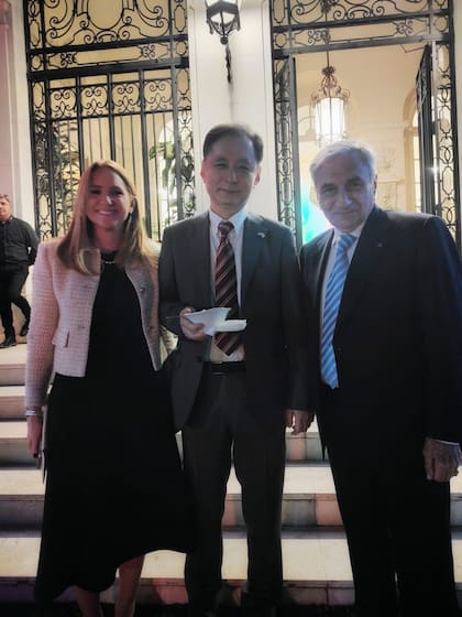 El Dr. Claudio Zin y su esposa Ana Casiraghi saludan al embajador del Japón, Yamauchi Hiroshi, quien también deja el país esta semana. "¡Lo sigo Sr. Embajador en las redes sociales!"