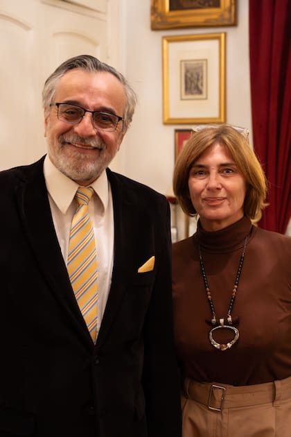 El Dr. Fernando Cichero y la editora Diana Cavallaro, de Penguin Random House Grupo Editorial