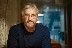 El Dr. Fernando Polack, infectólogo y pediatra, tuvo un rol muy importante en el estudio de la vacuna Pzifer contra el Covid-19. Ahora es noticia por crear el primer restaurante del país en el que cocinan y atienden 40 jóvenes neurodiversos, entre ellos su hija. Las fotos se hicieron en Alamesa, el restaurante, y en algunas están algunos de los jóvenes.