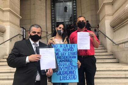 El Dr. Gabriel Flores Ciani, presidente ONG, Mariana Egert, representante del movimiento Ciudadano Libertad y el Dr. Pablo Armentano, abogado del asociación en tribunales