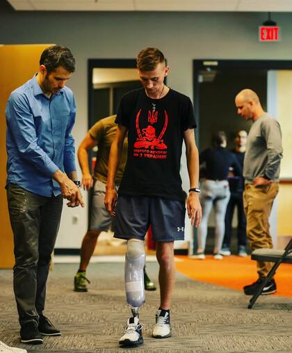 El Dr. Gradinar con un paciente