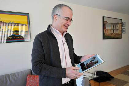 El Dr. Javier de Luis, de 57 años, mira fotos de su hermana, Graziella de Luis y Ponce, de 63 años, quien murió en el vuelo 302 de Ethiopian Airlines