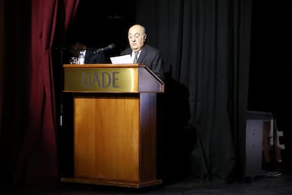 El Dr. Jorge Aufiero, presidente de la Academia Nacional de Ciencia de la Empresa presentó el trabajo del empresario