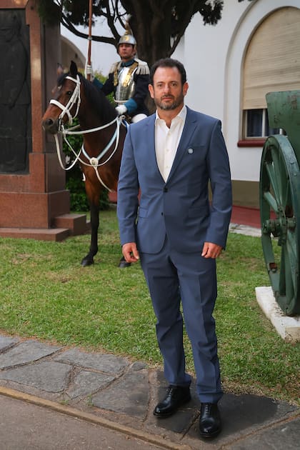 El Dr. José Urtubey, de la comisión directiva de Fundación Policía Federal Argentina, en la Policía Montada