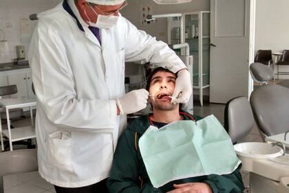 El Dr. Lanfrachi en un diagnóstico de la boca de un paciente
