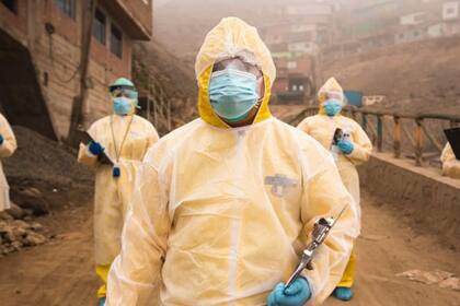El Dr. Lecca y sus colegas siguieron llegando a las comunidades en busca de casos de TB durante la pandemia