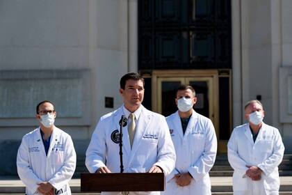 El Dr. Sean P. Conley esquivó preguntas de los periodistas sobre la condición de salud de Donald Trump