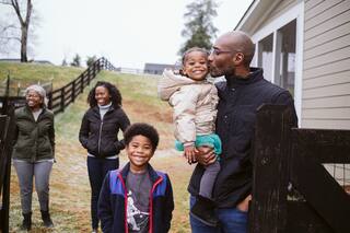 Casa dividida. La vida de los que ya recibieron la vacuna pero sus familiares no
