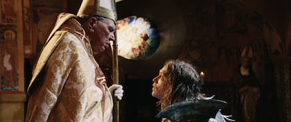 El Drácula interpretado por Caleb Landry Jones (a la derecha) cuestiona a Dios y a toda autoridad religiosa