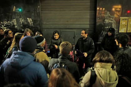 Voluntarios de la Fundación Si se reúnen en el barrio de Congreso, para comenzar sus recorridas por la ciudad. Entregan sopas y galletas a las personas en situación de calle