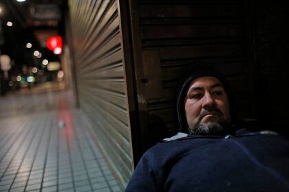 Guillermo tiene 45 años y hace 15 que vive en la calle. Duerme sobre la entrada a una galería comercial de Av. Rivadavia al 5300