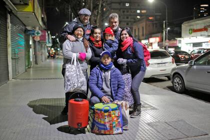 Una grupo de vecinos Caballito que se organizan todos los lunes y los miércoles para asistir a personas en situación de calle