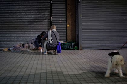 Muchas personas que viven en la calle reciben asistencia de los vecinos