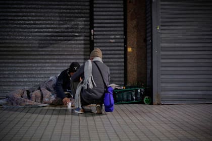 Las noches de frío pueden ser muy riesgosas para las personas sin techo