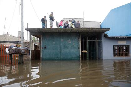 Varios vecinos pasaron la noche en los techos de sus casas esperando a ser rescatados