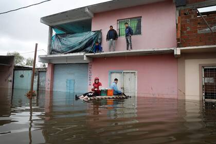 En tanto, el ministerio de Defensa afirmó en un comunicado que brindan asistencia "con personal y medios" a los damnificados por las inundaciones en La Matanza