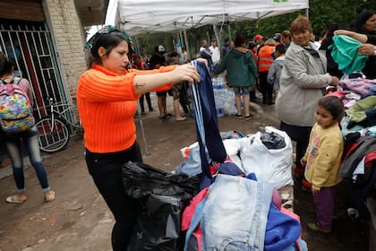 Fuentes del Ministerio de Desarrollo Social de la provincia de Buenos Aires precisaron que desde el jueves 10 de octubre brindan asistencia e insumos a los municipios afectados por el temporal, en coordinación con las áreas de emergencia locales, Defensa Civil, SAME y áreas de Seguridad