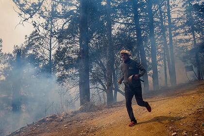 Un hombre corre a combatir las llamas en Santa Rosa de Calamuchita