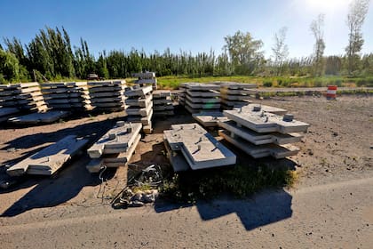 Solo uno de los cinco tramos de la obra de la ruta 22 está terminado. Junto a la banquina, los materiales para la construcción descansan inmóviles bajo el sol hace años