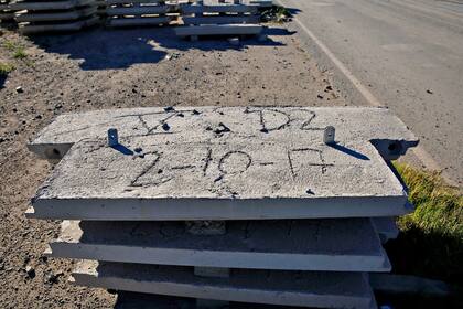 Junto a los puentes en construcción se apilan placas de concreto con grabados de fechas