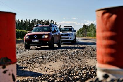 Todos los días, a cualquier hora se producen largas filas de vehículos que deben sortear los puentes en construcción 