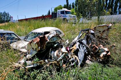 Junto a la calzada hay varios "cementerios de autos" con los restos de los cientos de choques que hay por año