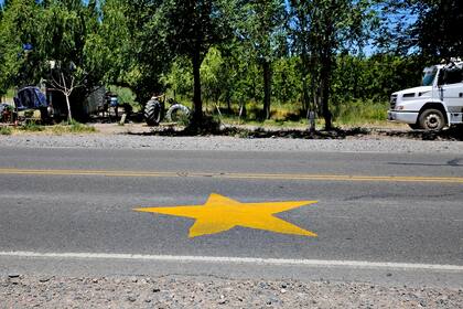 La peligrosa zona de "Los Pinos", en el kilómetro 1185 lleva pintadas varias estrellas amarillas en homenaje a las víctimas