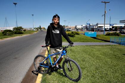 Alfredo Ristol, 24 años, fotógrafo de General Roca: “La mayoría de los desvíos son de ripio y hay una falta de señalización lamentable. Los vehículos se amontonan y hay sobrepasos a velocidades excesivas. Por eso tantos accidentes”.