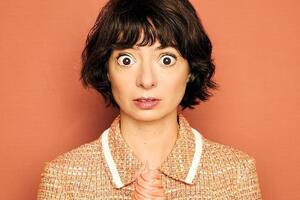 El drama de Kate Micucci, actriz de The Big Bang Theory, que lucha por su vida