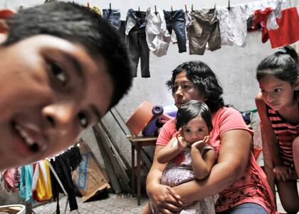 El drama del desalojo. Una de las 21 familias que viven en una casona Usurpada en Almagro. Son cerca de 80 personas las que serán desalojadas el martes próximo por la policía