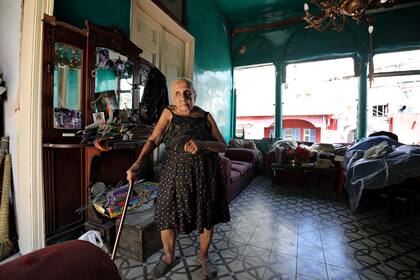Rose Ghoulam, de 90 años, en su casa dañada en el barrio de Gemmayze en Beirut, Líbano