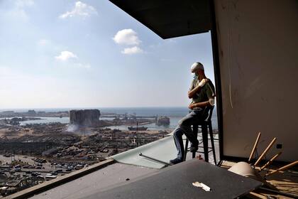 El productor de televisión libanés, Tony Ahwaji, se sienta herido en el balcón de su apartamento en el barrio de Mar Mikhael en Beirut