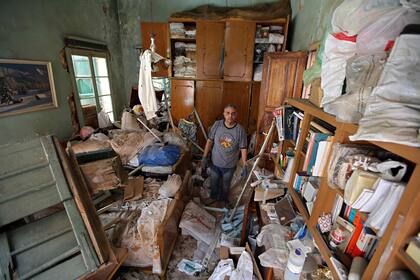 Naji Ghouma camina en medio de los escombros de su casa dañada en el barrio Gemmayze en la capital libanesa